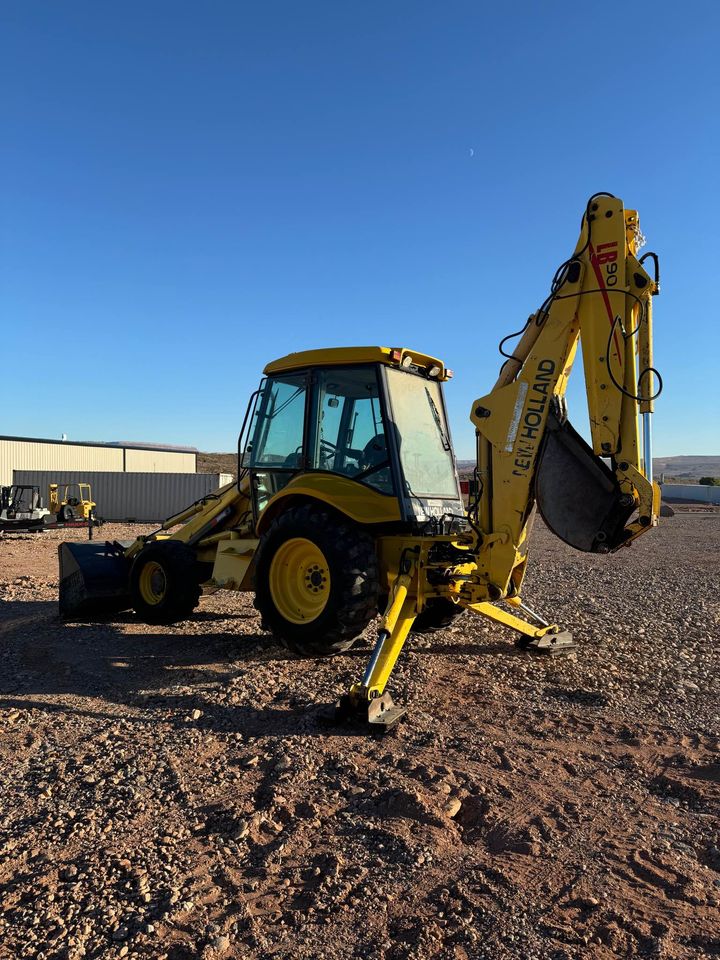 2005 New Holand Backhoe Ib90